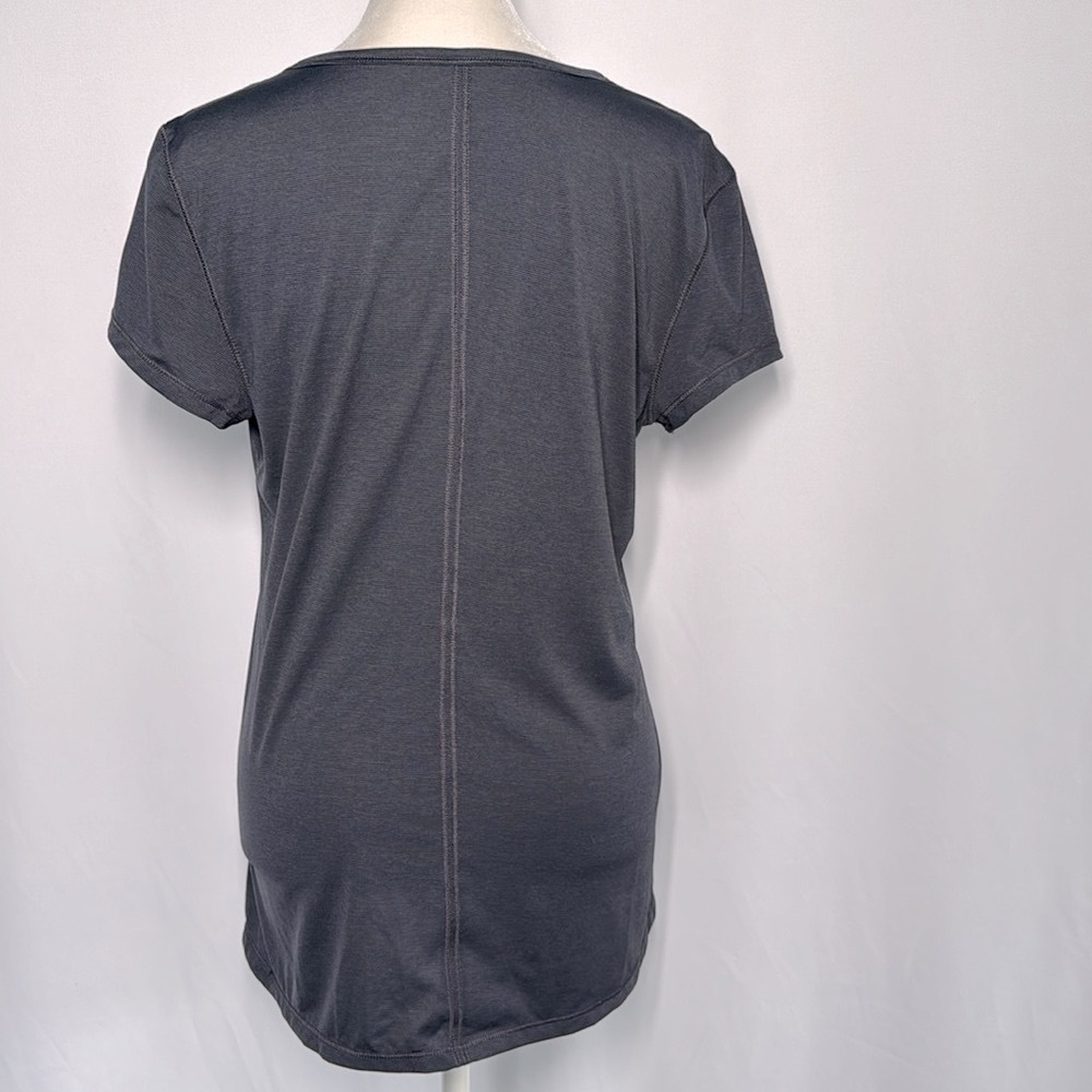 ๐3/$15 Old Navy Active Go-Dry Women's T-Shirt - Picture 5 of 9